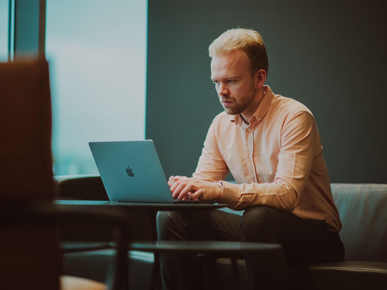 person-working-on-computer-with-cloud-licensing