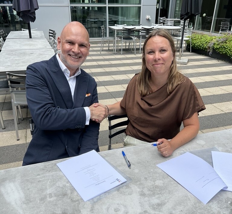 CEO Christian Pedersen and Director General of the Danish Working Environment Authority, Marianne Sørensen, sign the contract.
