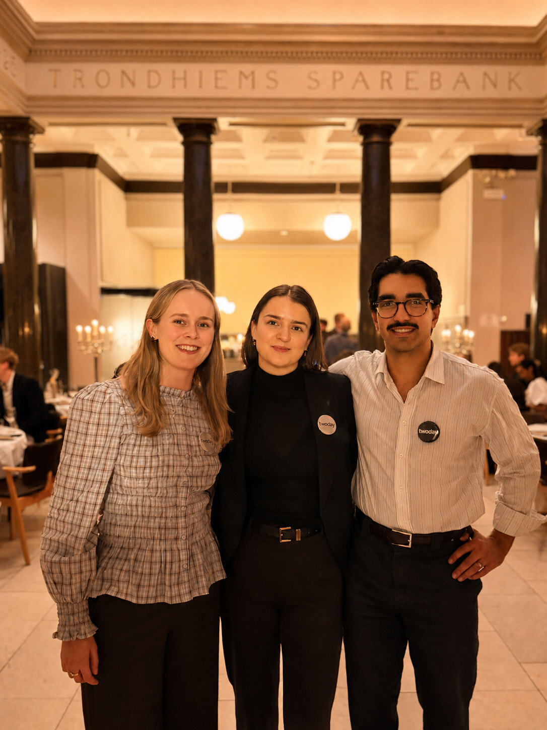Genererad bild_ Gruppbild i elegant banklokal