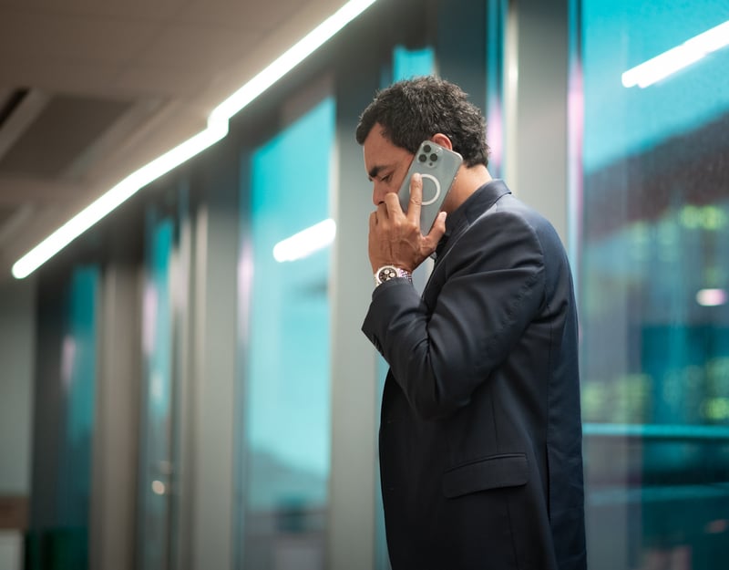 Mann står og snakker i telefon