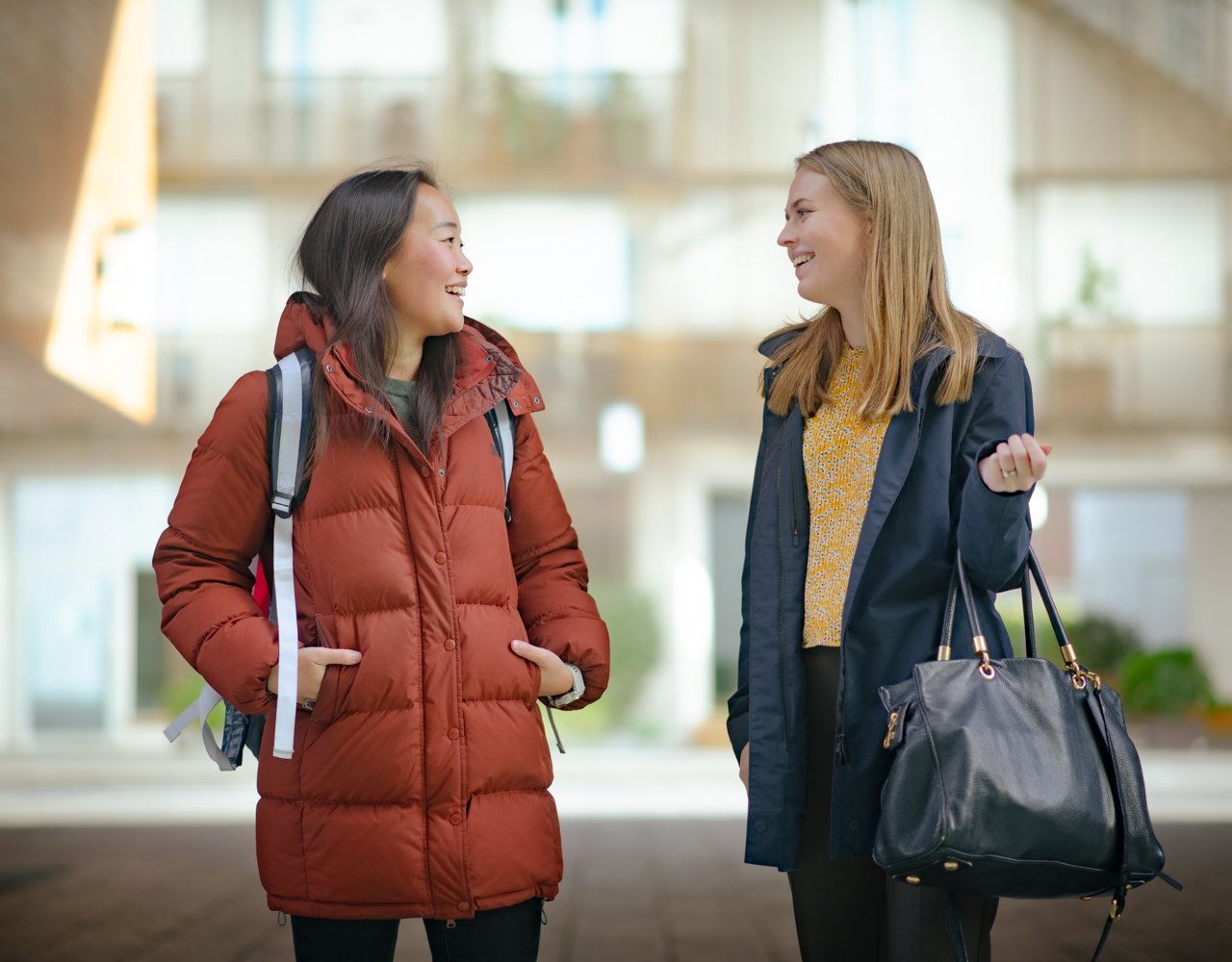 To damer står utenførs og prater med hverandre