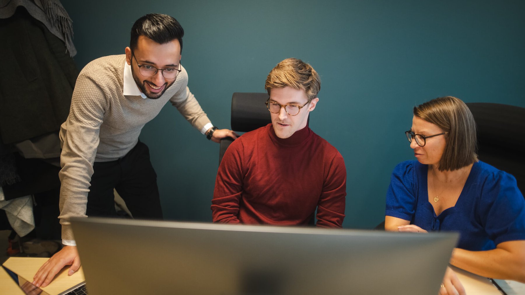 To mannlige kollegaer ser på en PC sammen
